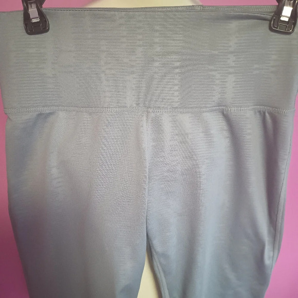 Adidas ladies gray climalite Capri pants (Size Small) - Picture 3 of 7